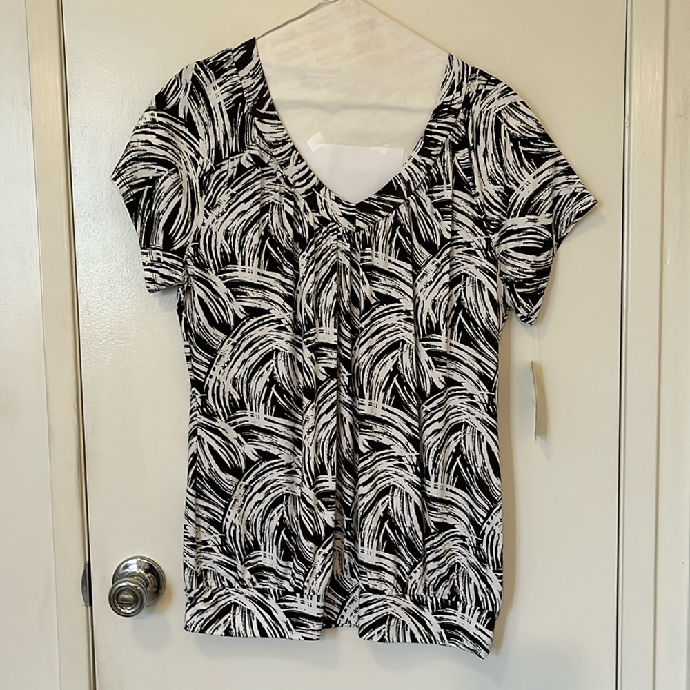 Black & white graphic design women’s short-sleeve top